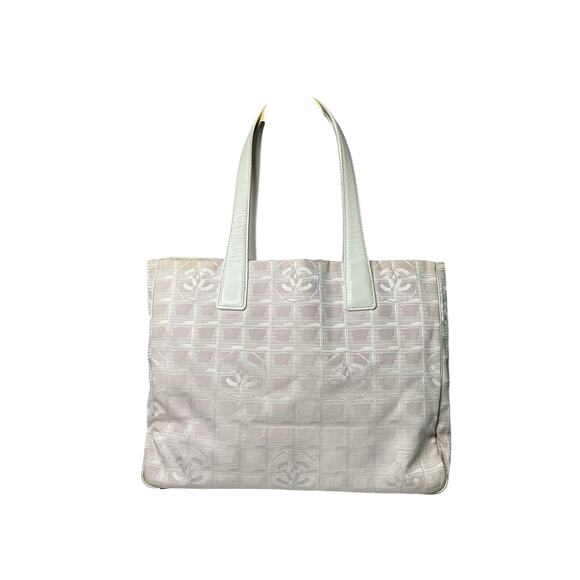 682. CHANEL Tote Bag - Perfect for Everyday Use!